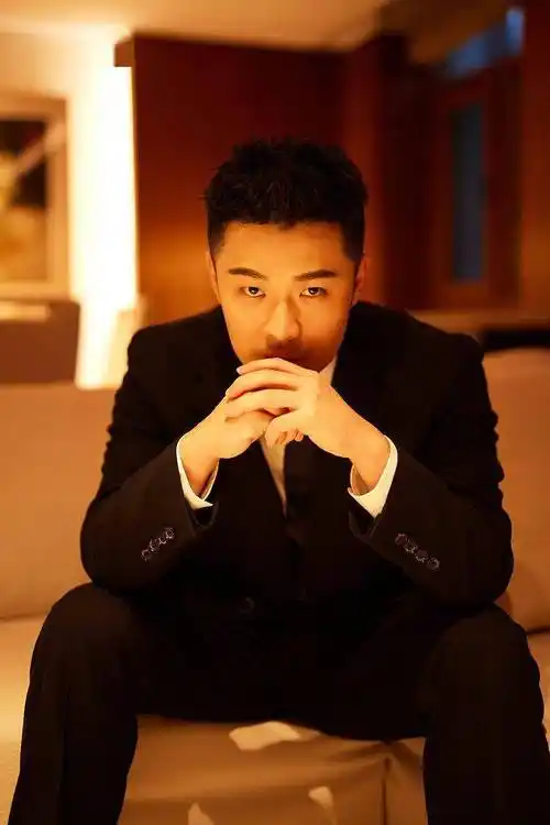 陈赫儒雅绅士.陈赫复古光影写真.陈赫西装造型优雅精致.陈赫.