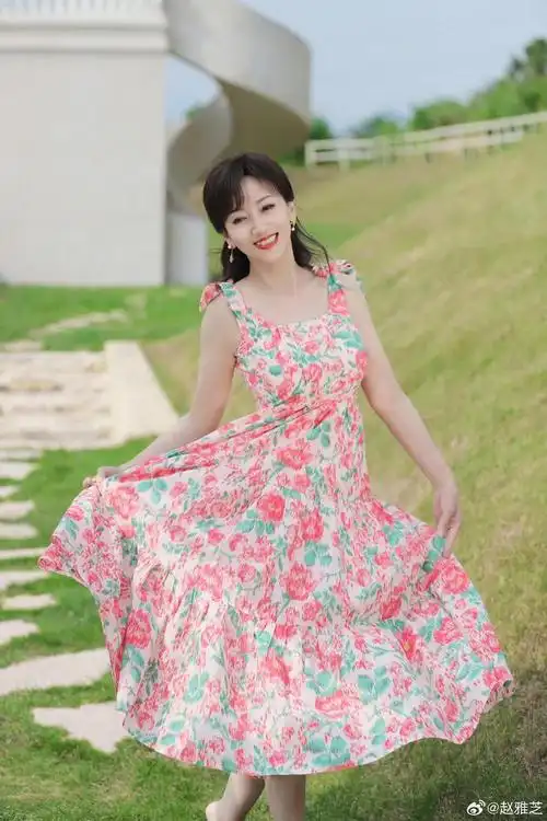 赵雅芝70岁生日照,纤腰,少女脸赛过40岁风姿,真是"人比花娇"|长裙