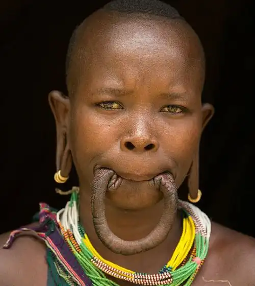 埃塞俄比亚女子靠变形嘴唇吸引男人-----奇风异俗!
