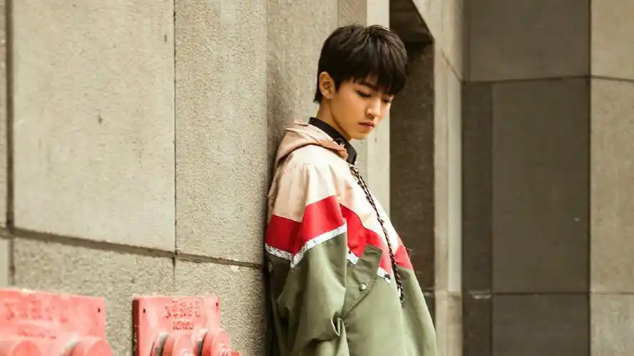 王俊凯帅气时尚街拍写真,高清图片,电脑桌面-壁纸族