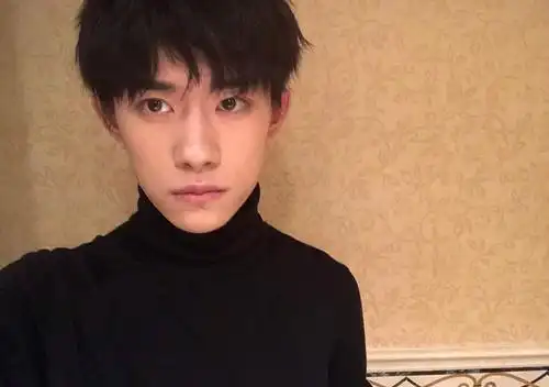 男明星卸妆后:黄子韬双眼无神,张若昀卸完妆后,王俊凯让人服气