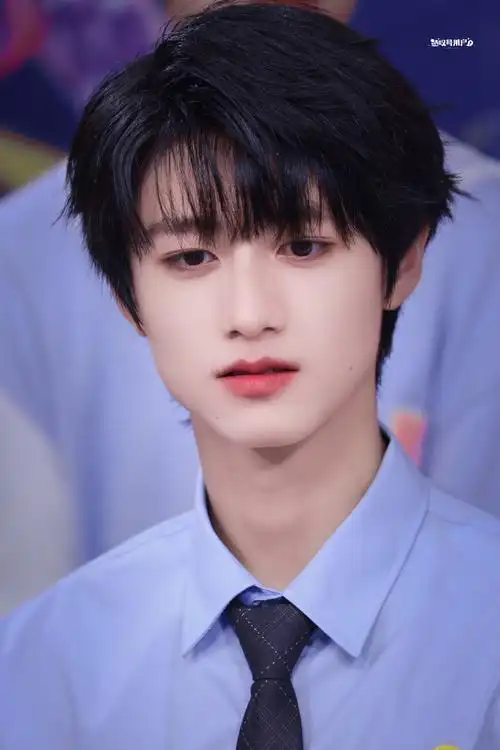 tf家族三代top朱志鑫817湖南新潮好物夜晚会彩排上班图95