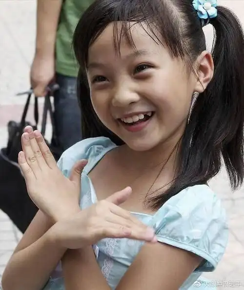 这个小女孩就是日后有着国民第一童星之称的林妙可.