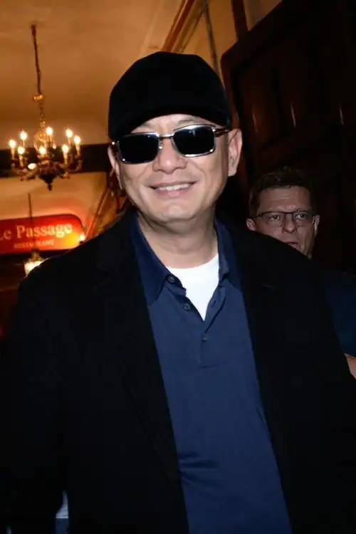 王家卫黑衣墨镜现身笑容爽朗酷劲不减网友像社会大哥