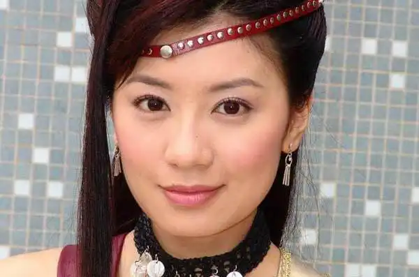 贾静雯年轻时的照片曝光 没有ps的年代颜值经得住考验