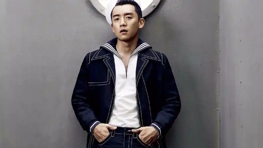 郑恺走路的步伐像在拍戏,感觉腿好短