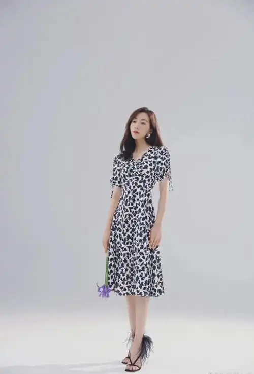 美女韩雪脚上的性感高跟鞋准确地踩在了男人的心坎上