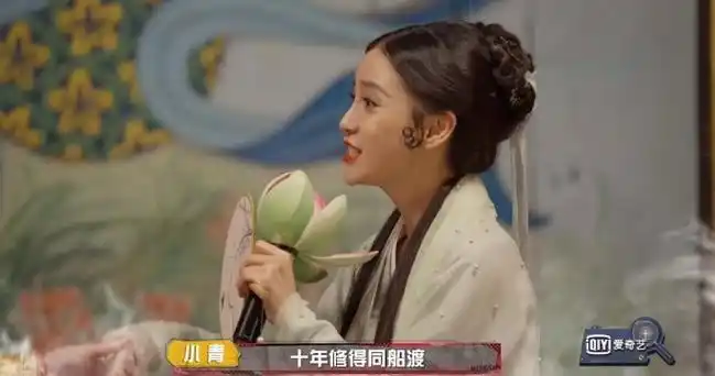 baby假扮npc#angelababy萌探探探案杨大胆上线,鬼屋里躺在床上装npc