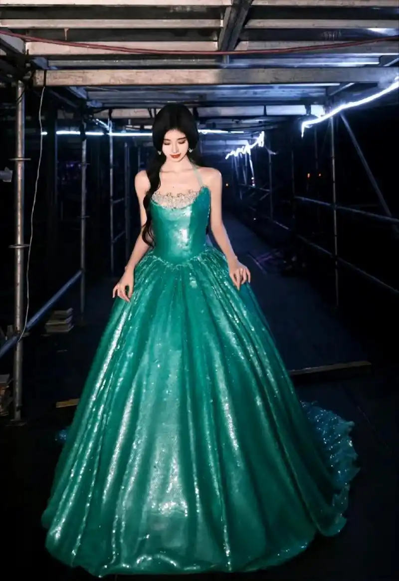 鞠婧祎在演唱会上,身穿的一袭华丽的礼服,一出场便惊艳到了众人,美