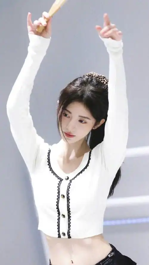 鞠婧祎#jjy#鞠婧祎练习日常#拿着扇子小乔在练舞啊王者舞台唱跳我疑