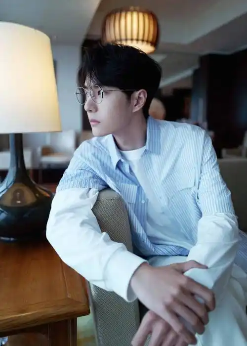 王一博条纹蓝衬衫造型##王一博蓝色条纹衬衫