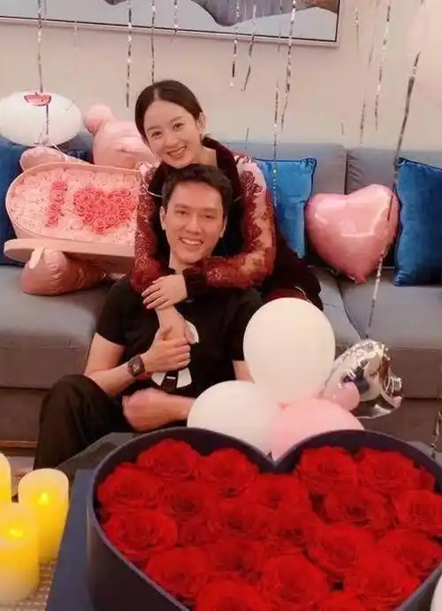 冯绍峰官宣赵丽颖怀孕,颖宝怀孕后发福明显,被丈夫养胖了!