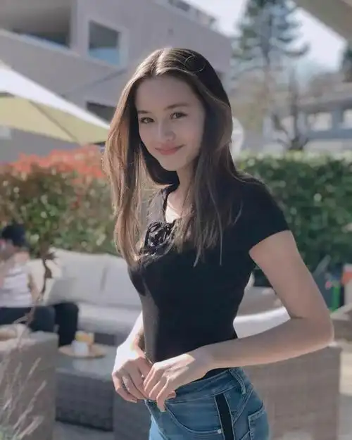 14岁中欧混血女孩,因打工意外走红,五官身材好得有点虚假