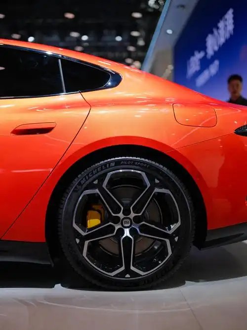 在北京国际车展上, 小米su7熔岩橙备受大家欢迎.