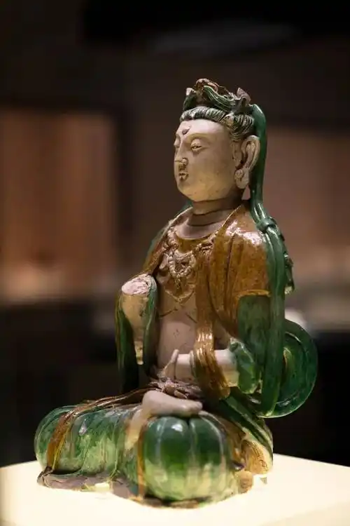 琉光溢彩:龙泉务窑出土辽代造像