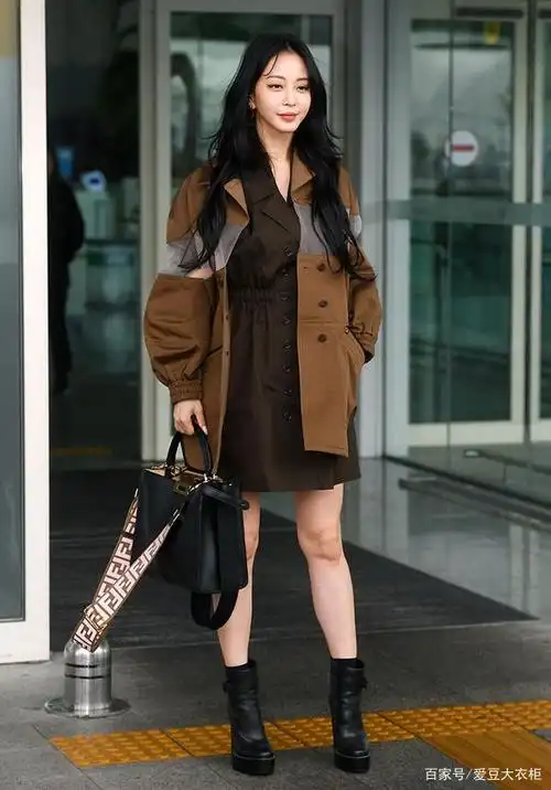 韩艺瑟奇妙搭配套路,两件风衣叠穿太时髦了,踩短靴偏要秀腿