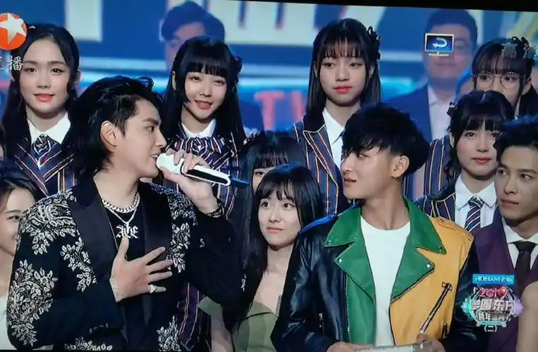 吴亦凡黄子韬同台跨年,一个开场,一个压轴,最后相视而笑