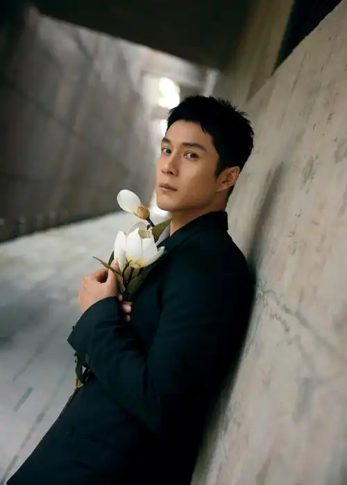 韩东君真空深v西装##韩东君黑色深v西装