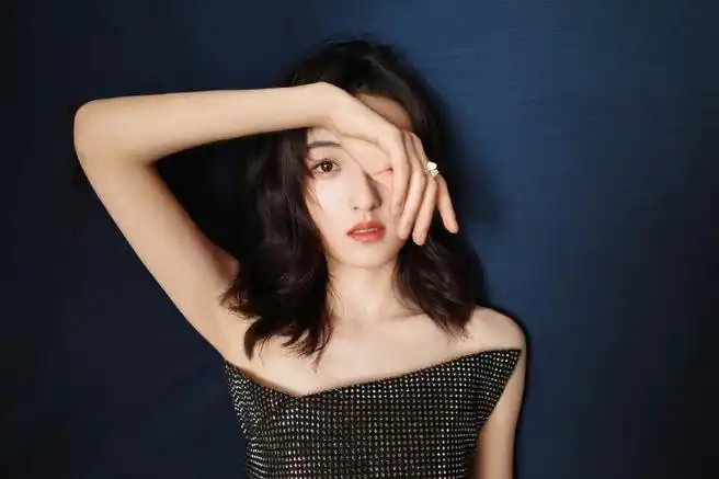 张子枫亮钻背心造型