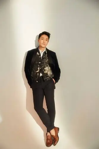 李宗翰化身"光影绅士" 朦胧唯美间上演"气质绝杀"