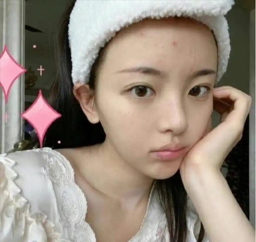 杨超越素颜在普通人里什么水平,最少也是个校花级别的吧?