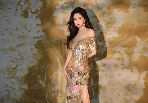 杨幂的身材特点是高挑且匀称,身高约168cm,体重保持在50kg左右.