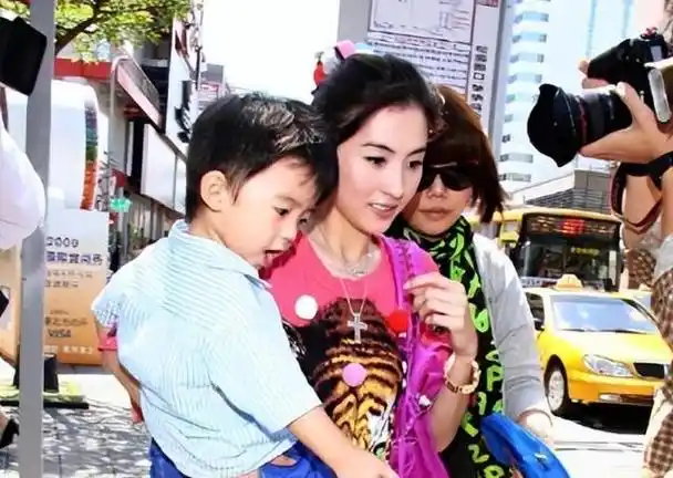 王菲脸色惨白,谢霆锋把三胎生父之谜解开了,张柏芝发长文解释