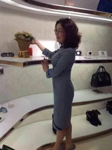 上个月局长到我家做客,我们局长看我妻子漂亮贤惠就对我说,今晚让我