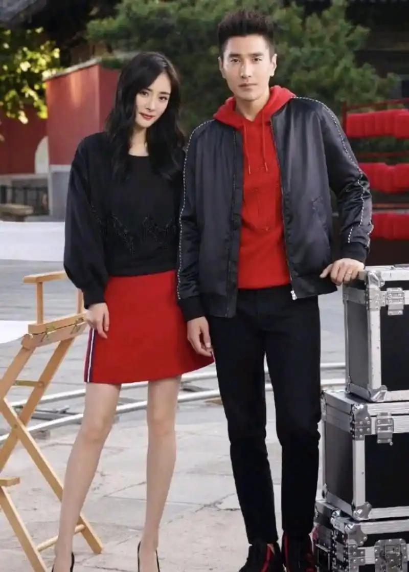 原创杨幂和赵又廷再次合体,穿红色针织衫配休闲裤,美出"四海八荒"