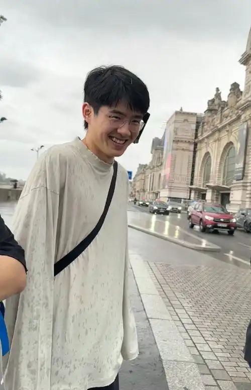 刘昊然露出九颗牙的笑##刘昊然被雨淋了