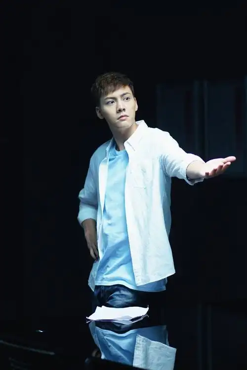 陈伟霆《风暴舞》热播 男友力爆发名场面获赞