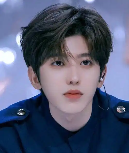 但蔡徐坤显然比他漂亮.他不仅有一张帅气的脸,而且身材比例也非常好.