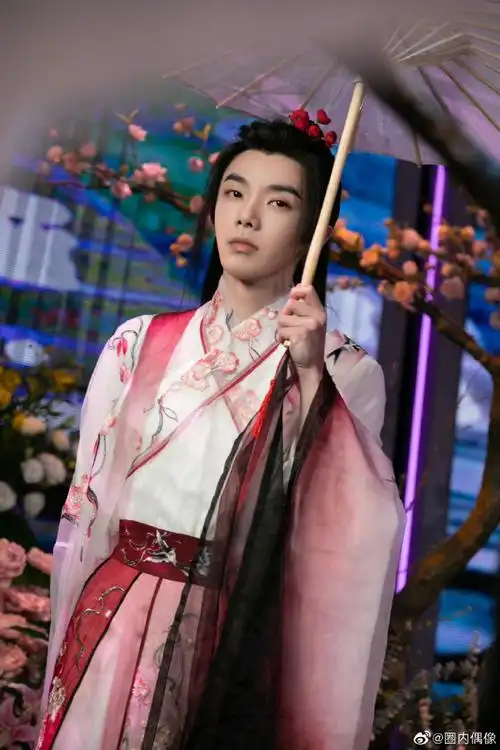 华晨宇晒你好星期六剧照##华晨宇画的梅花