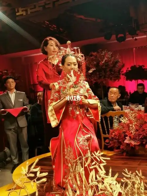 中式婚礼出阁礼之三梳礼母亲为女儿梳妆