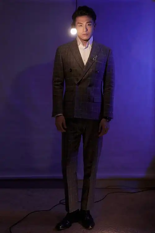 孙艺洲出席爱奇艺尖叫之夜 复古优雅展绅士型格