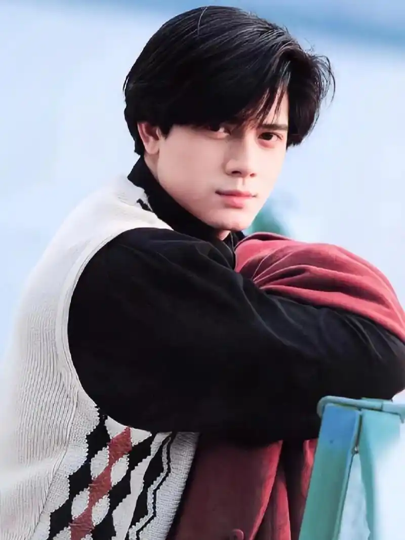 郭富城不愧为天王巨星  年轻时的郭富城拥有着俊美的五官,浓密的眉毛