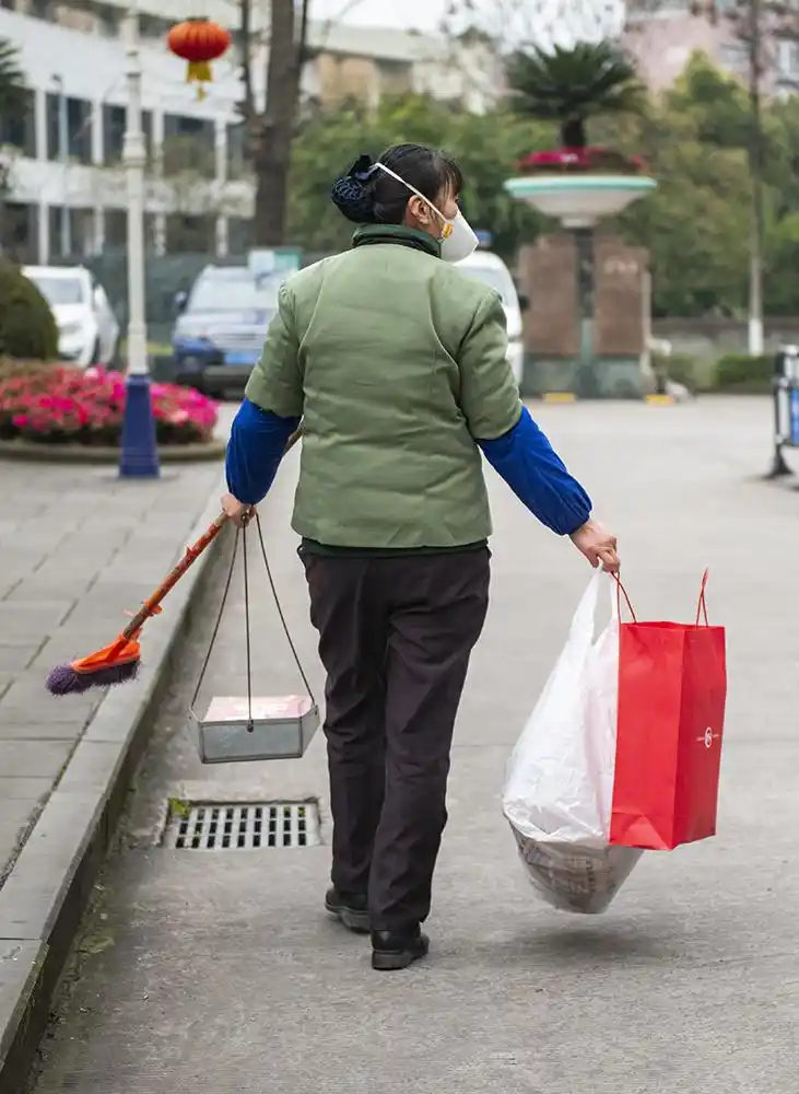 保洁人员忙碌的背影.