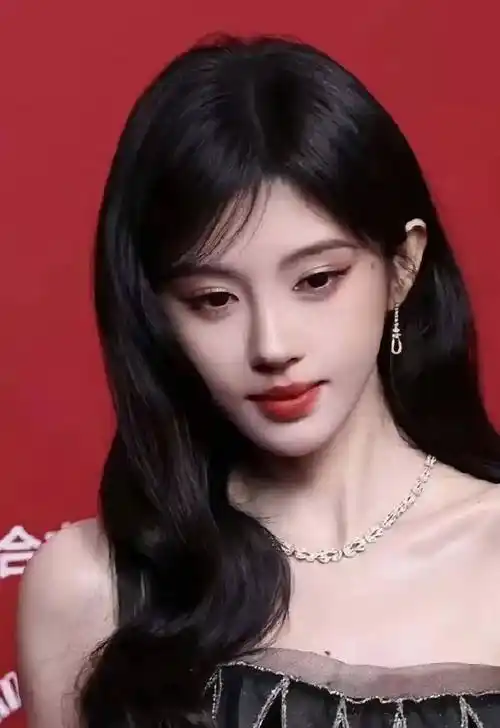 鞠婧祎颜值迭代引争议!从甜妹到ai脸,网友:版本更新太抓马