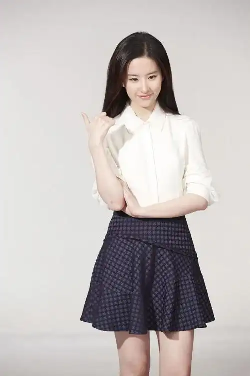 十年前的刘亦菲十年前刘亦菲和韩国明星李敏镐一起拍的锦湖轮胎广告