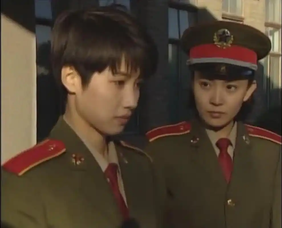 《红十字方队》应该是97年或98年那会儿拍的电视剧,小时候看了好几遍