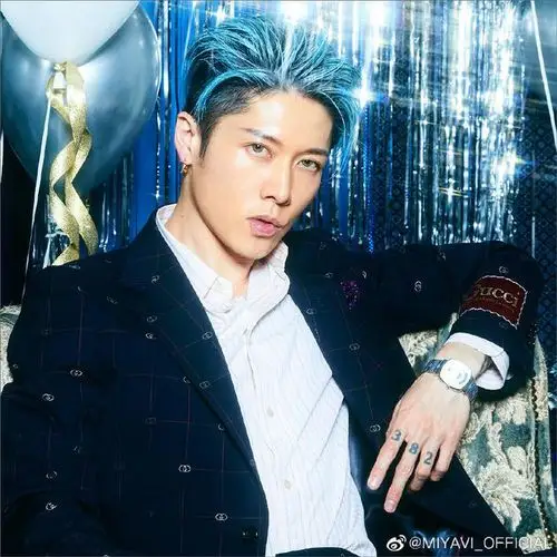 日本歌手miyavi宣布三度当爸儿子小手抓大手超萌