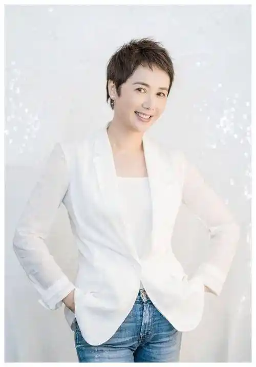 50岁蒋雯丽真奔放穿黑色吊带裙复古优雅尽显艺术家的优雅气质