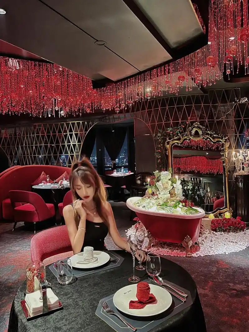 氛围感满满的浪漫餐厅.暗黑玫瑰的装修布置,适合情侣用餐 #打 - 抖音
