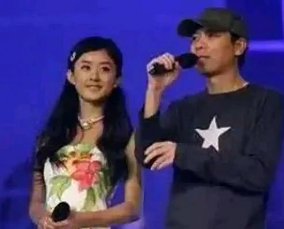 一次晚会,冯小刚身旁坐着赵丽颖icon,美丽逼人,冯导问王中磊icon:"这