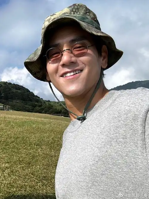 没认出彭于晏##彭于晏你咋自拍的啊