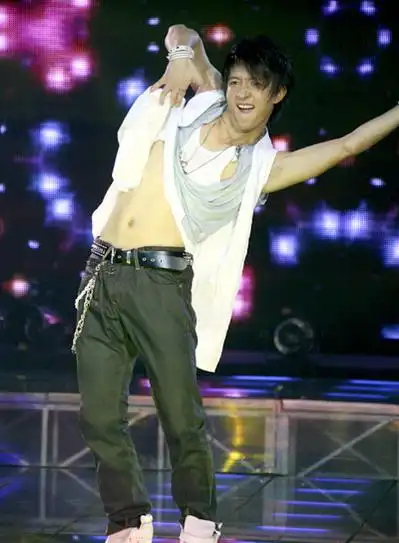 韩庚露肌肉大玩性感 粉丝疯狂尖叫连连(图)