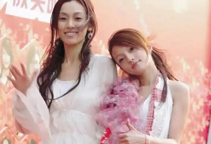 被亲妈卷走1个亿,遭闺蜜落井下石的张韶涵,蛰伏14年后苦尽甘来_父亲