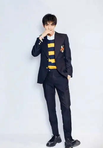 宋威龙如今老帅了就说这西装搭配黄色针织衫忒率性活泼