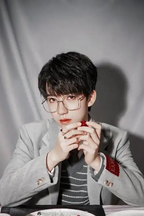 脑干缺失到只知道打啊啊啊贺峻霖知道自己戴眼镜,很帅是吧,贺峻霖知道