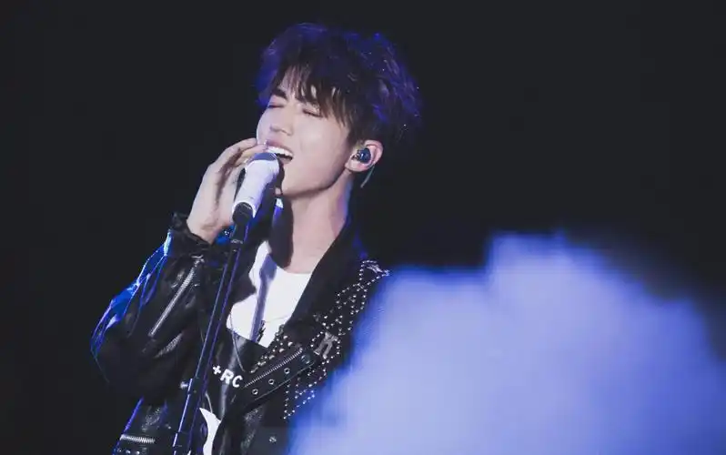 【王俊凯】仰望星空